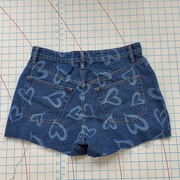 Refuge Chelsea Denim Shorts Junior Women's Size 7 Jeans Waist 30" Blue Hearts - Picture 3 of 8